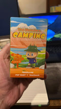 Les monstres font du kayak en camping