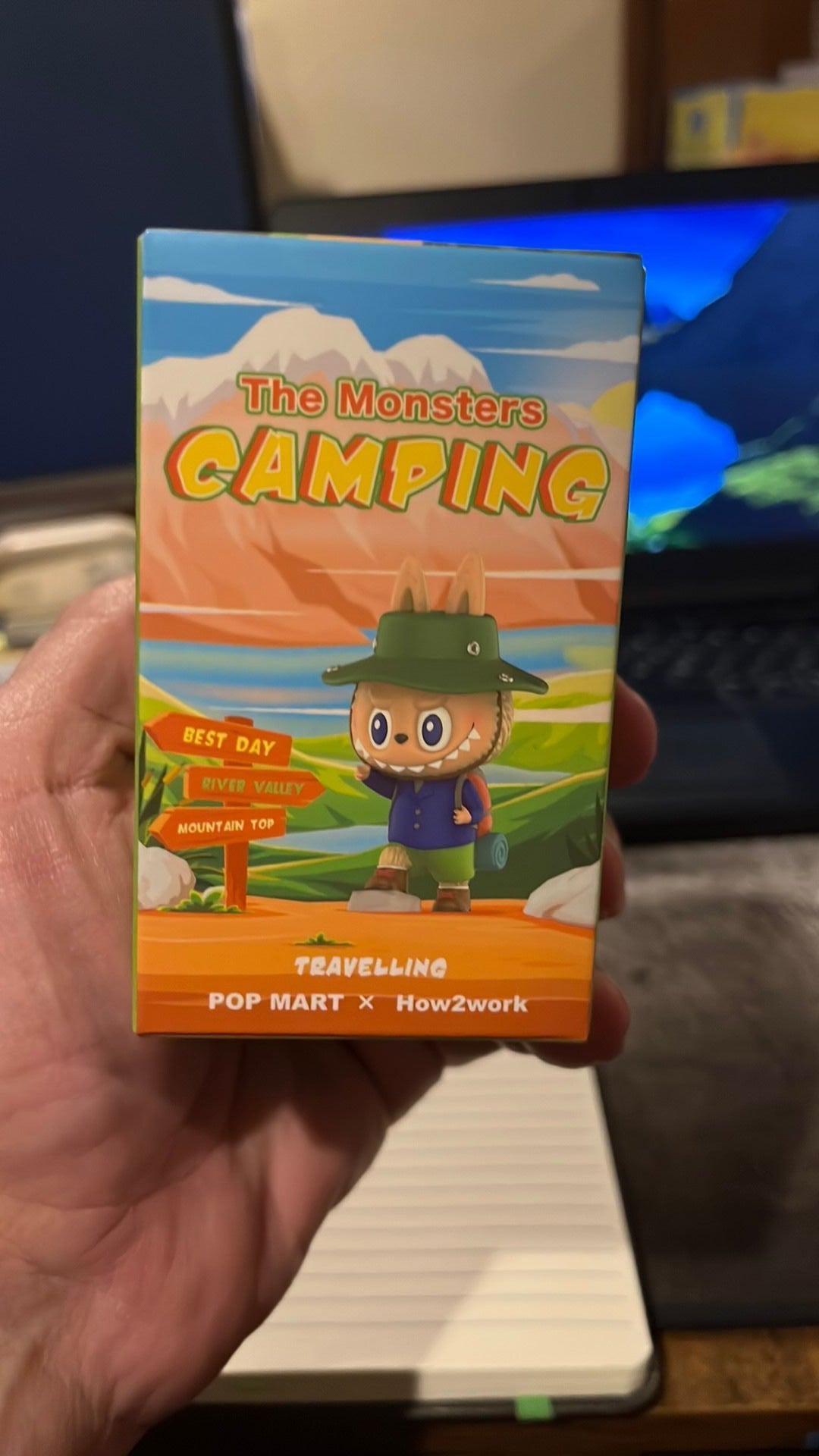 Les monstres font du kayak en camping